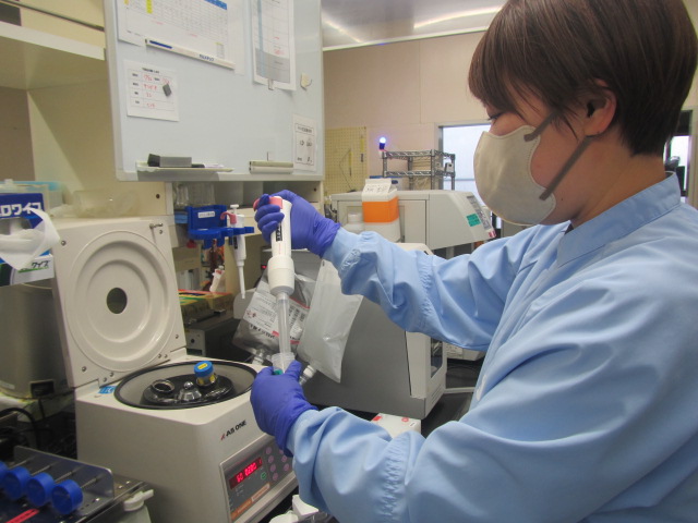 製品の検査員の画像